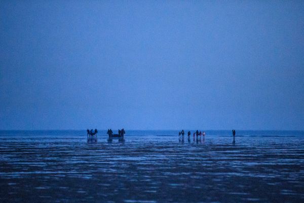 Des migrants sur la plage de Gravelines, près de Dunkerque, en septembre 2020. 