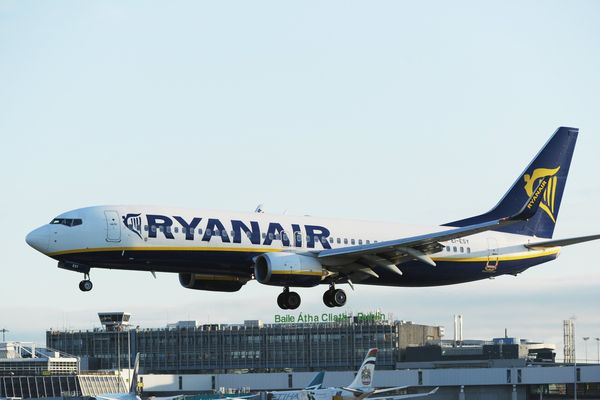 Ryanair va finalement indemniser les passagers dont le vol est annulé, après un ultimatum de l'aviation civile britannique. De nouvelles annulations sont par ailleurs prévues jusqu'en mars. 