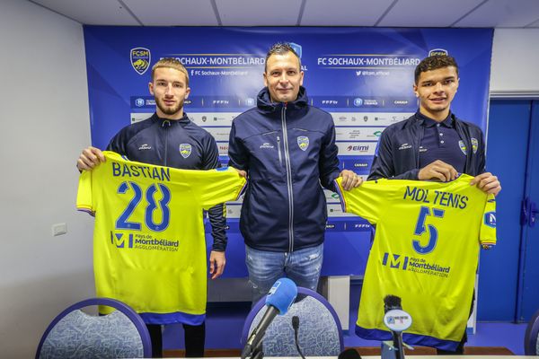 Jeudi 1er février, le directeur sportif du FCSM, Julien Cordonnier, a présenté les deux nouvelles recrues du club, les défenseurs Maxime Bastian et Boris Moltenis.