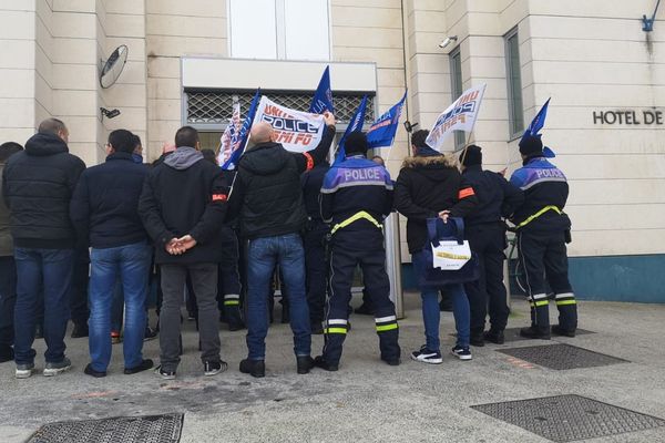 Plusieurs dizaines de policiers se sont réunis devant l'hôtel de police de Poitiers pour manifester leur inquiétude. 