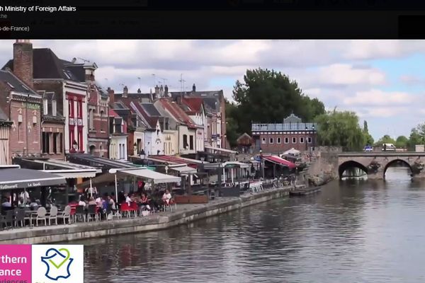 Sur sa page Facebook, le ministère des Affaires étrangères déclare sa flamme à Amiens dans une vidéo. 