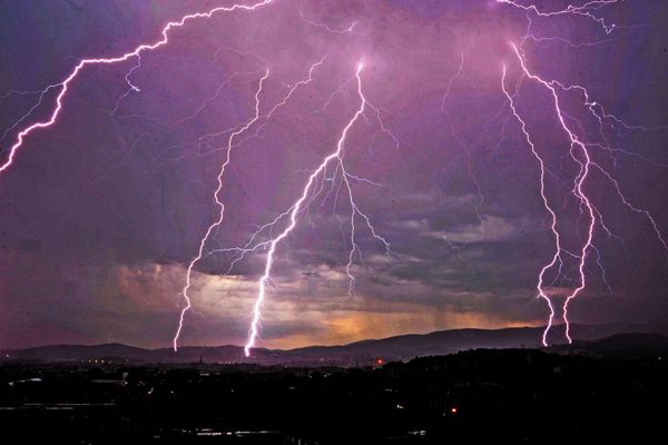 Des orages sont attendus sur l'intégralité de la région Île-de-France, samedi 9 et dimanche 10 juin, selon Météo France.