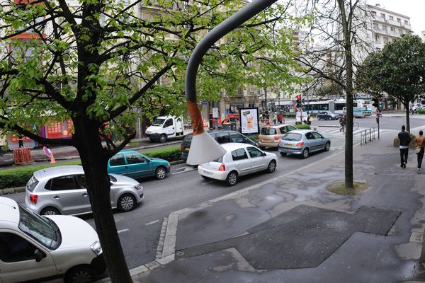 Air Breizh mesure la qualité de l'air avec une canne de prélèvement comme à Rennes