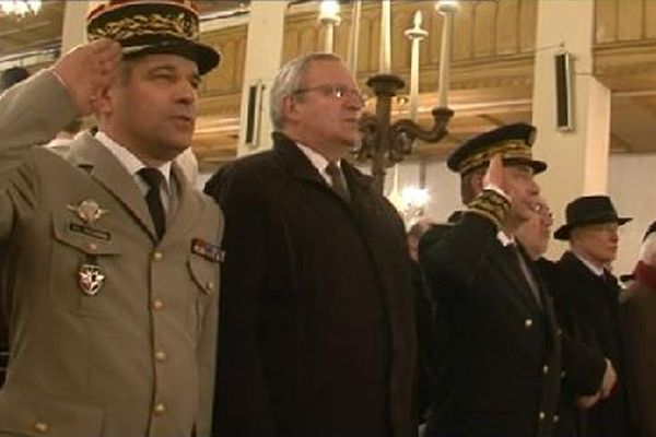 Les autorités civiles, militaires et religieuses pendant l'hymne national.