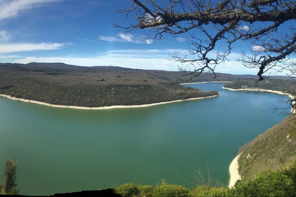 Sous le soleil du lac de Vouglans (Jura), troisième plus grande retenue d'eau artificielle de France.