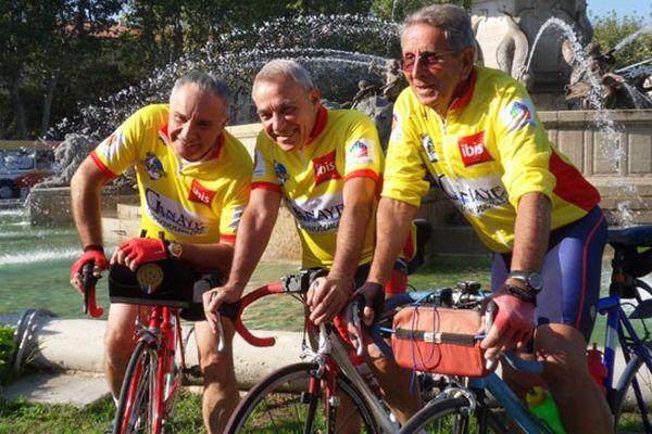 Brice Derouet ( à gauche) et Ernest Reyne ( au centre) sont partis le 6 septembre d'Aix-en-Provence et font étape à Limoges le 12 septembre 2012 dans le cadre du Kiwatour