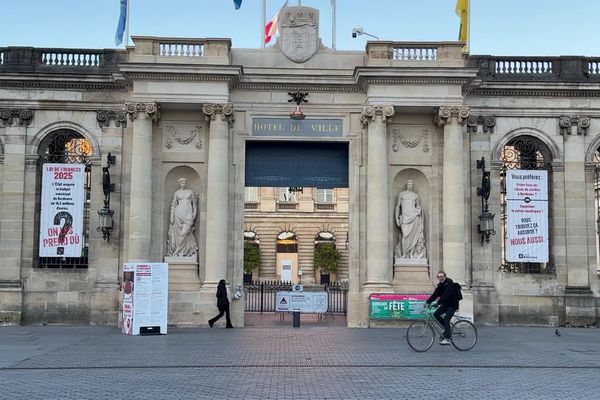 Des banderoles, sur la façade de la mairie de Bordeaux, dénoncent les coupes bugétaires prévus par la loi de finances du gouvernement Barnier.