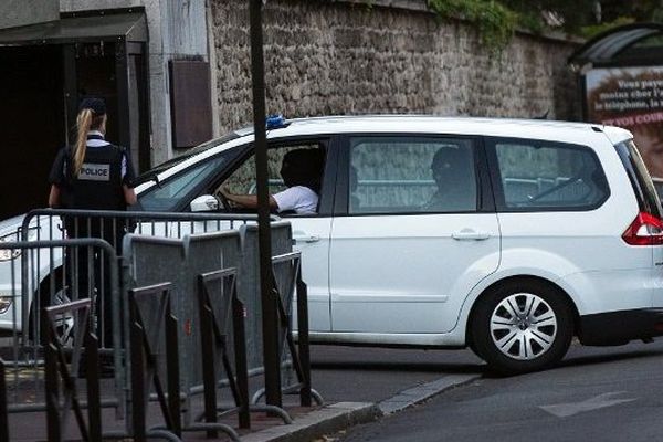 L'arrivée du suspect à Paris... 