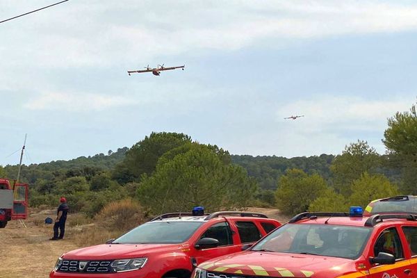 Aignes (Hérault) - 150 pompiers et 4 Canadair luttent contre les flammes - 22 juillet 2022.