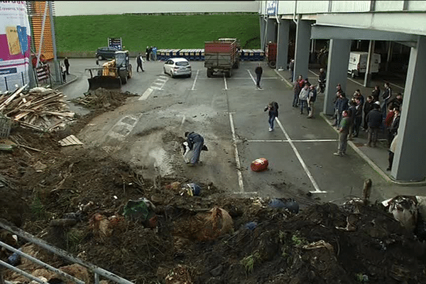 Les déchets déversés au Carrefour Iroise de Brest par les éleveurs