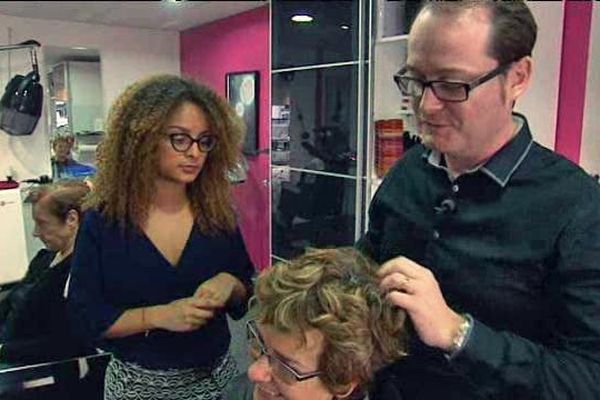 A droite, Grégory Lejeune dans son salon de coiffure à Sotteville-lès-Rouen