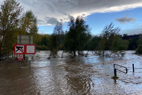 En Haute-Loire, au Chambon-sur-Lignon, la Loire est en crue suite aux fortes précipitations.