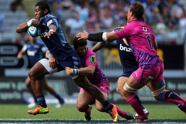 Waisake Naholo, balle en main lors de leur match de rugby Super 15 entre les Auckland Blues et les Northern Bulls à l'Eden Park d' Auckland le 10 Mars 2013.