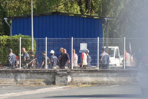 Des ouvriers sur le site Manuco- Eurenco après l'Explosion sur la poudrerie de Bergerac, le mercredi 3 aout 2022, vers 13 heures 50.