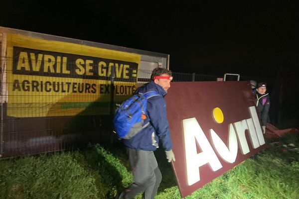 Déboulonnage de l'enseigne du groupe Avril par les militants de Greenpeace, ce jeudi 22 février 2024