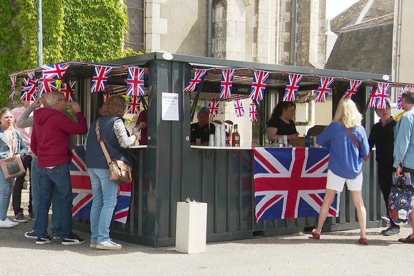 Les rues d'Eguzon parsemées d'Union Jacks pour fêter le couronnement de Charles III ce 6 mai 2023.