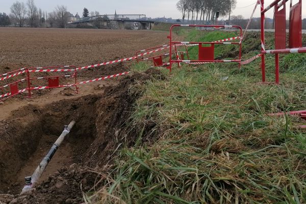 La  canalisation a été percée accidentellement avec un engin  tractopelle lors de travaux de terrassement sur la commune de Cérons (33).