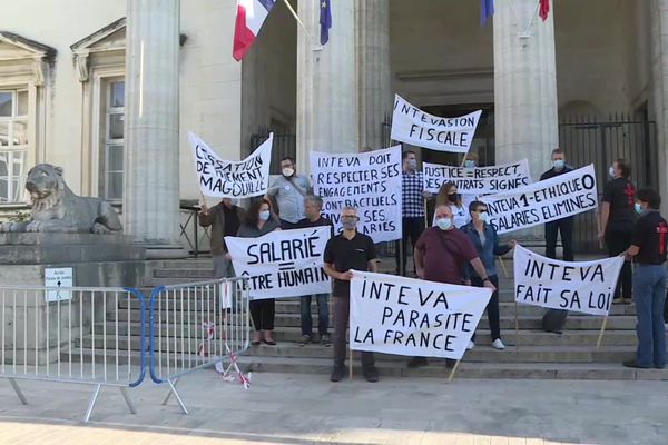 Des salariés d'Inteva en colère devant le tribunal d'Orléans ce mardi 22 septembre