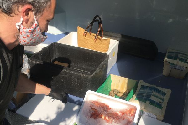 Stéphane Bidaud, de l’écaillerie Les Embruns, à Poitiers à l'occasion d'une de ses livraisons pendant la période de confinement.