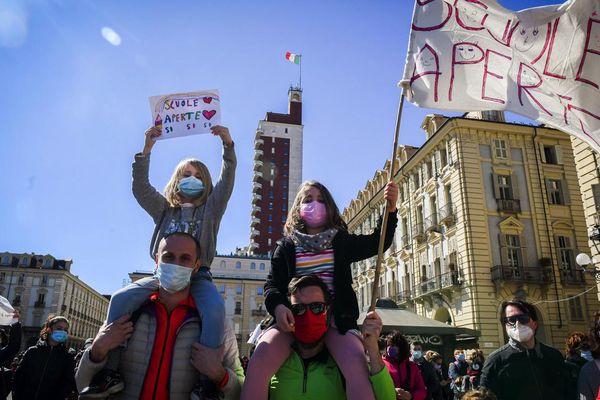 Samedi dernier, Piazza Castello a Turin, la ènieme manifestation des enseignants et parents pour réclamer l'ouverture des écoles