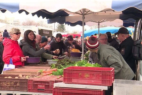 La campagne pour les élections municipales se fait au marché