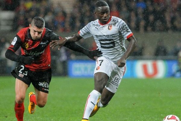 Le défenseur guingampais Jeremy Pied à la poursuite de l'attaquant rennais Paul-Georges Ntep, auteur du but de ce derby - 22/11/2014