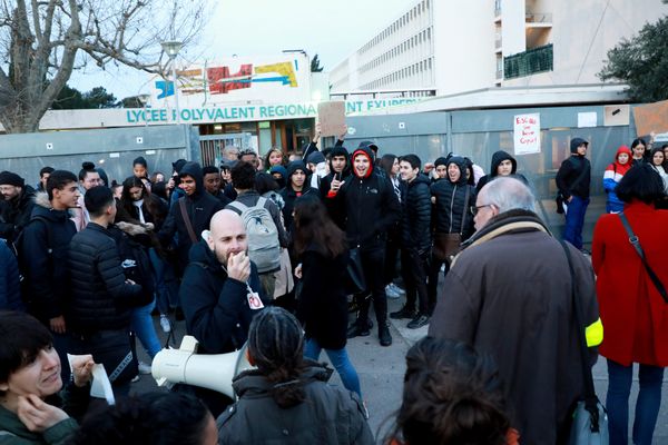 illustration de manifestation devant le lycée Saint-Exupéry à Marseille dans les quartiers Nord.