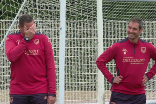 Nicolas Seube et Eddy Costil, tout sourire lors de la reprise de l'entraînement du SM Caen, lundi 1er juillet 2024.