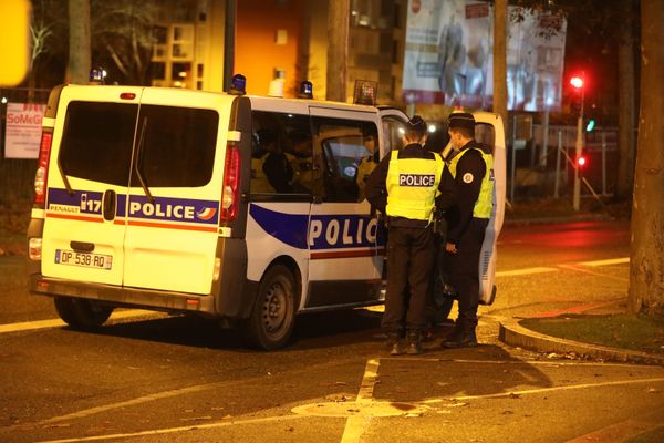 Une quinzaine de personnes s'est rassemblée pour dîner dans un hôtel le 16 février.