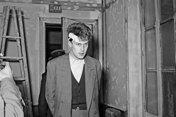 Jacques Fesch, 24 ans, fils de banquier, accusé d'avoir assommé un agent de change de la rue Vivienne le 25 février 1954 pour lui dérober 300 000 F et d'avoir tué un gardien de la paix, s'apprête à rencontrer le juge d'instruction le 4 mars 1954 à Paris. Il sera condamné puis guillotiné le 1 octobre 1957.