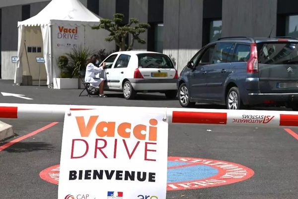 Le premier "vaccidrive" de France a ouvert à Saint-Jean-de-Védas, dans la périphérie de Montpellier, le 13 avril 2021. 
