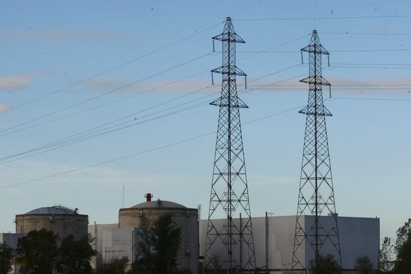 La centrale de Fessenheim est installée en bord du Grand canal d'Alsace.