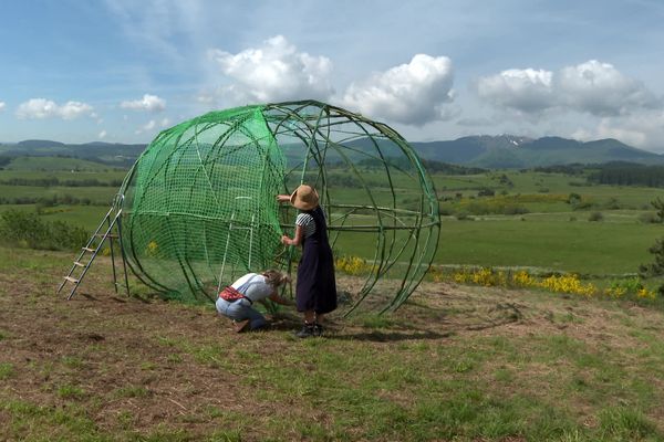 La manifestation culturelle Horizons "Arts-Nature" en Sancy, qui se déroule tout l'été du 15 juin au 15 septembre, magnifie, via des oeuvres monumentales, des sites méconnus du massif.