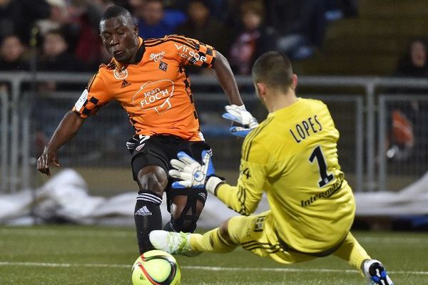 Bien servi, Waris (FCL)  n'a plus qu'à pousser le ballon au fond des filets d'Anthony Lopes (OL)