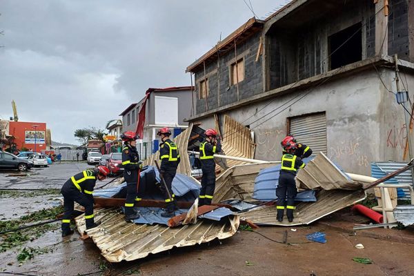 La sécurité civile a débuté les opérations de déblayage à Mayotte pour tenter de retrouver d'éventuelles victimes.