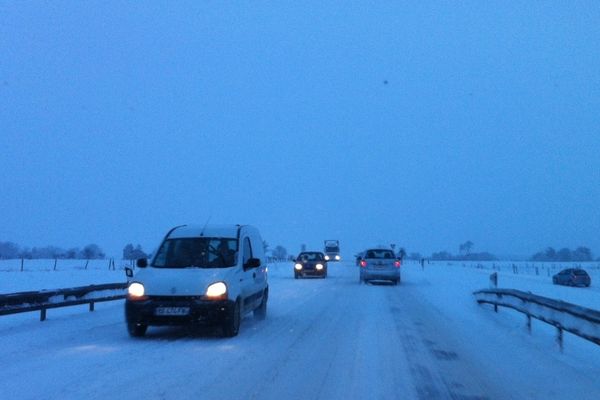 La route Nationale 88, entre Costaros et Pradelles (Haute-Loire), mercredi matin. La circulation était difficile au lever du jour mais la vitesse était, de fait, limitée à une trentaine de kilomètres par heure.