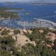 L'Île de Porquerolles, la plus grande des trois îles d'Hyères, s'étend sur plus de 12 km². Environ 300 habitants y vivent à l'année.