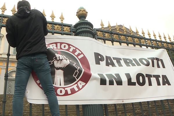 Des bannières Patriotti in lotta accorchées sur les grilles du palais de justice de Bastia.