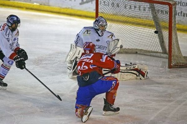 HOCKEY SUR GLACE : LYON ( EN ROUGE ) RECEVAIT CAEN ( EN BLANC ) A LA PATINOIRE CHARLEMAGNE lE 28/12/14