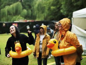 "Jauge de festivaliers ridicule, bénévoles désœuvrés, ventes de restauration et buvettes en berne", la pluie qui a touché le festival a aussi plombé ses finances.