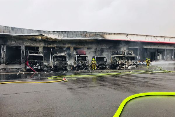 Les pompiers de Saône-et-Loire continuent à éteindre le feu, suite à l'incendie d'une entreprise classée Seveso à Crissey, le 20/11/2021.