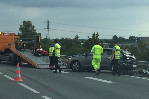 L'accident provoque actuellement plusieurs kilomètres de bouchons.