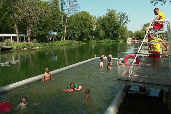 Un espace de baignade gratuit a ouvert à l'îlot Tison pour les mois de juillet et août. Mais par ces fortes chaleurs, celui-ci est pris d'assaut. Ces 22, 23 et 24 août, durant l'épisode caniculaire, l'espace baignade est ouvert jusqu'à 20 h 30 au lieu de 19 heures.