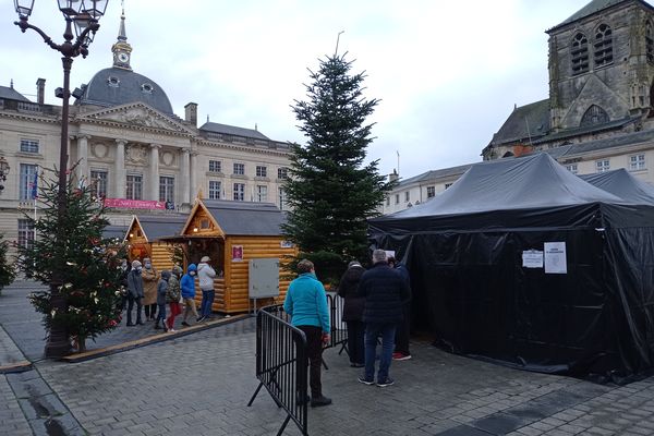 Le centre de vaccination éphémère s'est installé ce week-end en plein cœur du marché de Noël de Châlons-en-Champagne, place Foch.