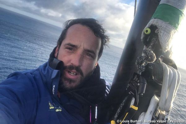 Louis Burton a dû monter trois fois en haut de son mat pour parvenir à réparer.