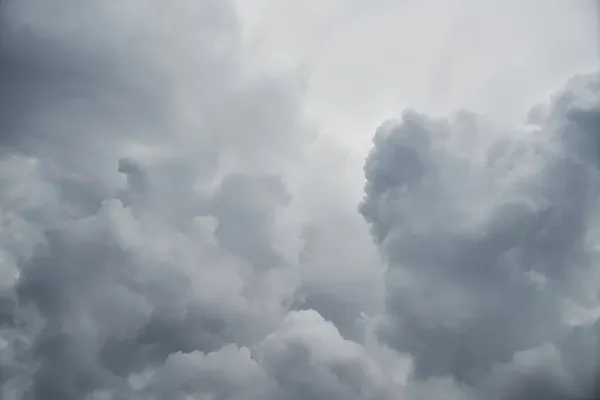 Pour une nouvelle journée, ciel très nuageux en Normandie, avec des pluies en matinée