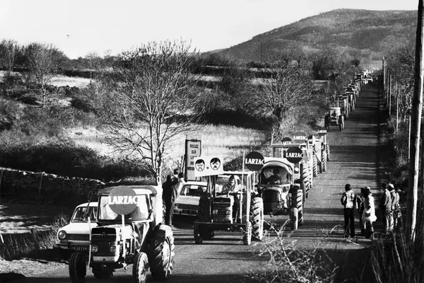 9 janvier 1973. Des agriculteurs quittent l'Aveyron pour rejoindre la capitale en tracteur. Les paysans manifestent contre l'Armée qui souhaite l'extension du camp militaire du Larzac