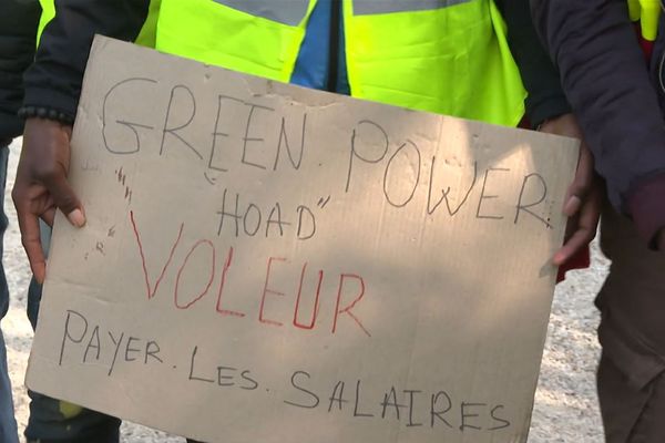 Une pancarte affichée par les grévistes lors de leur rassemblement mercredi à Sartrouville.