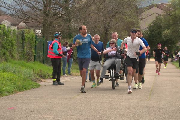 Parmi les 1500 coureurs et marcheurs de l'Asparun, le 17 mars 2024, de nombreuses personnes étaient porteuses de handicaps.