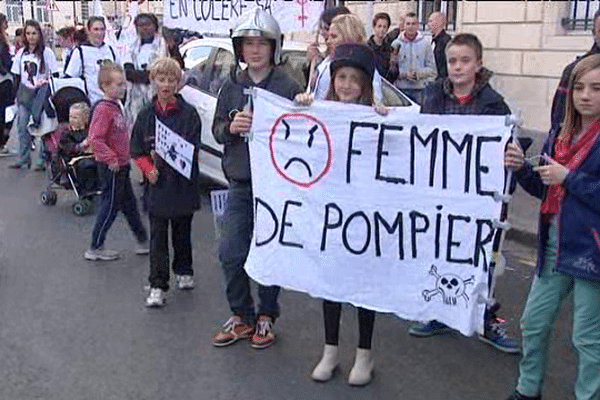 Pour la première fois depuis le début du conflit, les sapeurs-pompiers ont manifesté en famille.